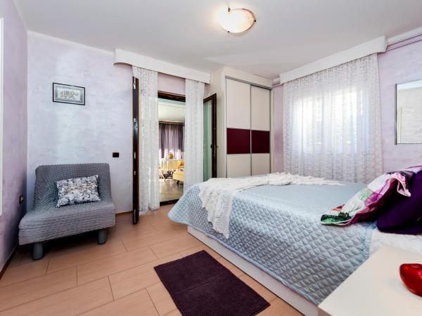 Apartments and Rooms Villa Dea ADULTS ONLY : photo 9 de la chambre appartement 1 chambre avec terrasse et vue sur le jardin