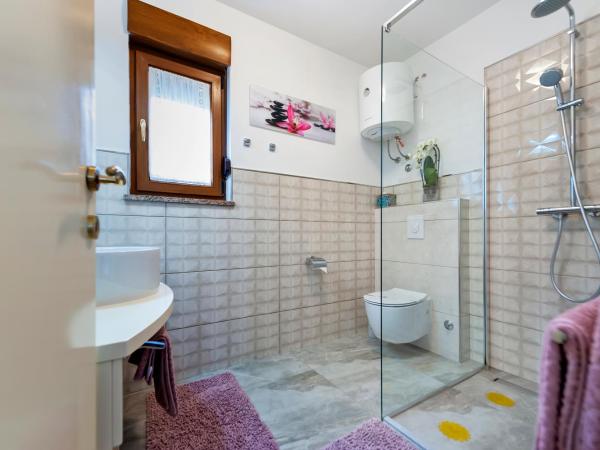 Apartments and Rooms Villa Dea ADULTS ONLY : photo 1 de la chambre appartement 1 chambre avec terrasse et vue sur le jardin