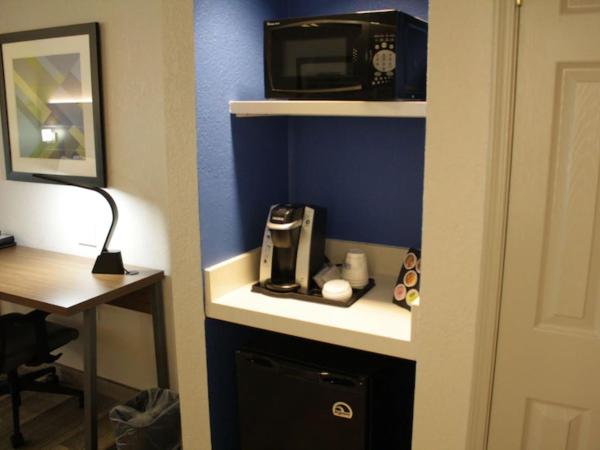 Holiday Inn Express Atlanta - Northeast I-85 - Clairmont Road, an IHG Hotel : photo 1 de la chambre chambre lit king-size standard