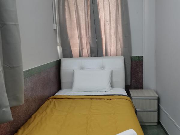 G Fortune Guest House Victoria Green : photo 2 de la chambre chambre simple avec salle de bains commune