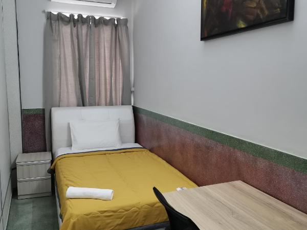 G Fortune Guest House Victoria Green : photo 1 de la chambre chambre simple avec salle de bains commune