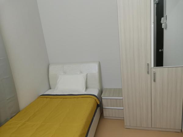 G Fortune Guest House Victoria Green : photo 4 de la chambre chambre simple avec salle de bains commune