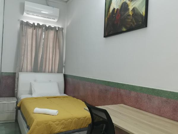 G Fortune Guest House Victoria Green : photo 6 de la chambre chambre simple avec salle de bains commune