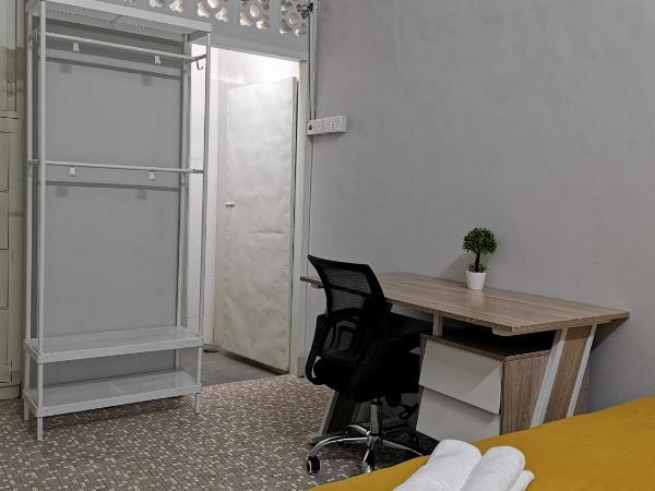 G Fortune Guest House Victoria Green : photo 1 de la chambre chambre double avec salle de bains privative