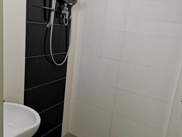 G Fortune Guest House Victoria Green : photo 4 de la chambre chambre double avec salle de bains privative