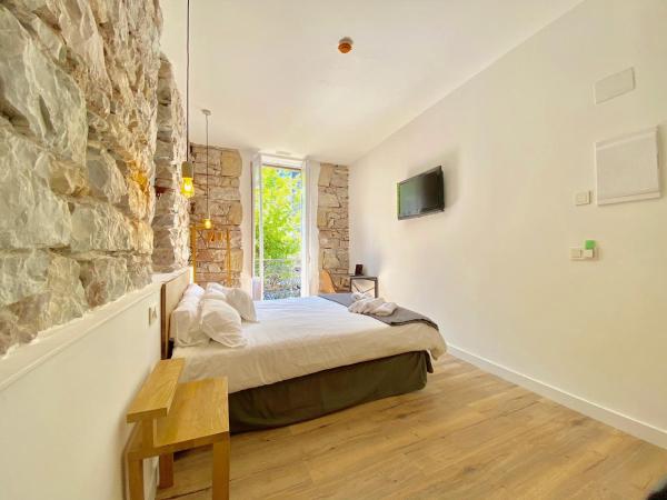 Mirandoalaconcha Rooms : photo 3 de la chambre studio 8 lur - vue sur patio