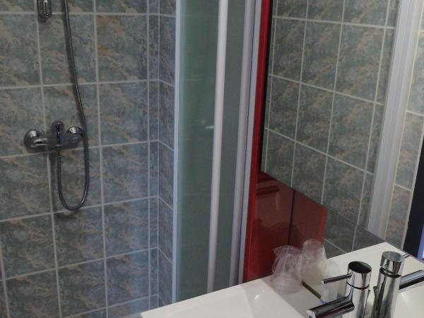 HOTEL LE FOIRAIL : photo 2 de la chambre chambre triple confort