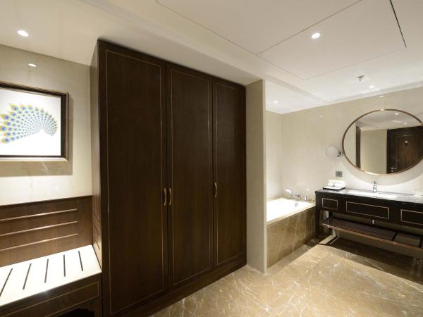 Taj Skyline Ahmedabad : photo 5 de la chambre hébergement lit king-size grande de luxe