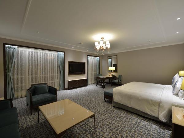 Taj Skyline Ahmedabad : photo 3 de la chambre hébergement lit king-size grande de luxe