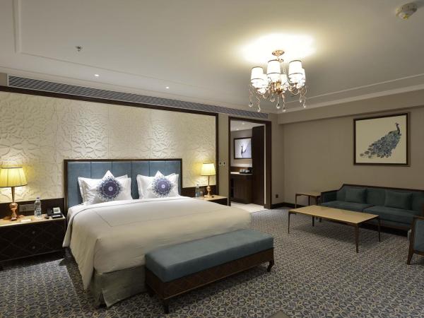Taj Skyline Ahmedabad : photo 4 de la chambre hébergement lit king-size grande de luxe