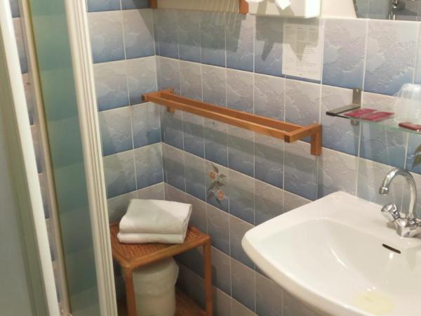 Hotel La Chaumière : photo 8 de la chambre chambre double - vue sur rue