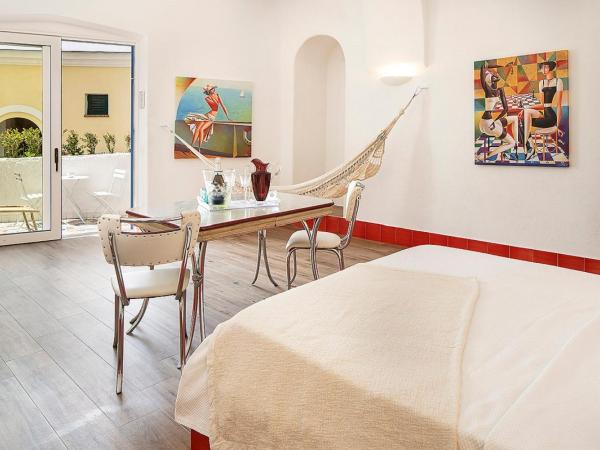 Casa al Sole Boutique Hotel : photo 1 de la chambre suite avec vue partielle sur mer