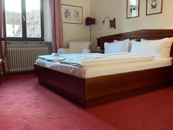 Hotel Deutscher Kaiser : photo 1 de la chambre chambre lit queen-size supérieure - vue sur ville