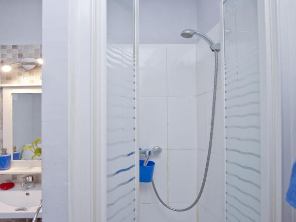 Barcelona City Rooms : photo 9 de la chambre chambre simple avec salle de bains extérieure privative