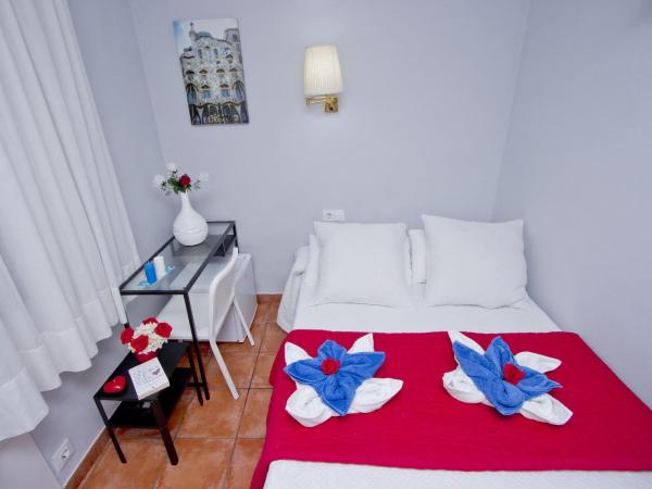 Barcelona City Rooms : photo 8 de la chambre chambre simple avec salle de bains extérieure privative