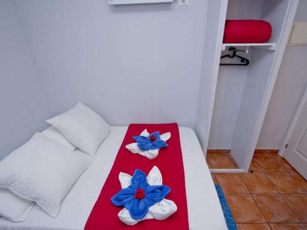 Barcelona City Rooms : photo 4 de la chambre chambre simple avec salle de bains extérieure privative