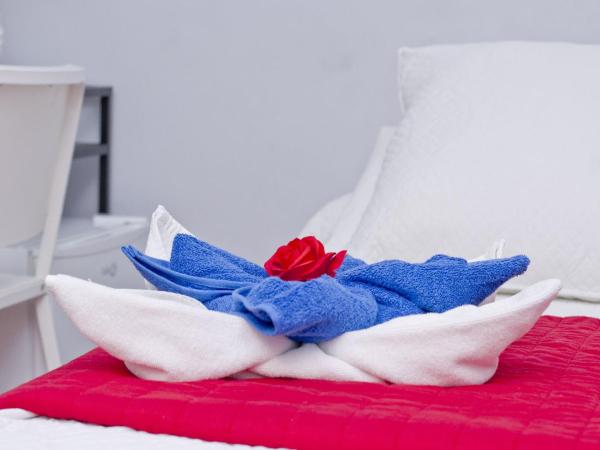 Barcelona City Rooms : photo 2 de la chambre chambre simple avec salle de bains extérieure privative