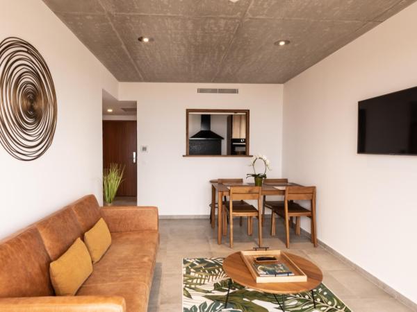 Kallisté Porticcio AppartHotel Golfe d Ajaccio : photo 5 de la chambre appartement standard avec une vue sur la mer (2 adultes)