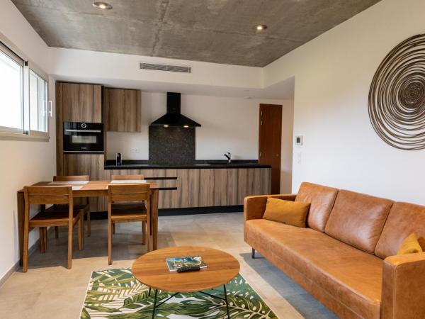 Kallisté Porticcio AppartHotel Golfe d Ajaccio : photo 6 de la chambre appartement supérieur avec vue sur la mer (2 adultes) 