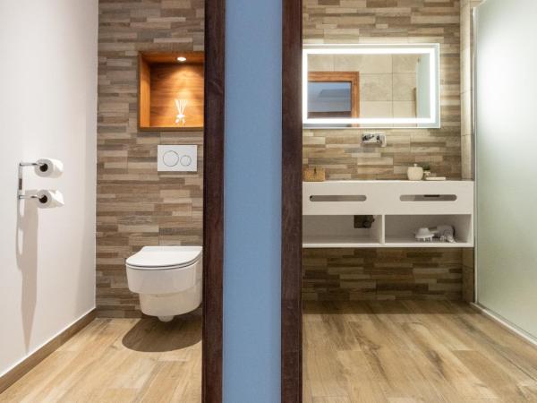 Kallisté Porticcio AppartHotel Golfe d Ajaccio : photo 7 de la chambre appartement standard avec une vue sur la mer (2 adultes)