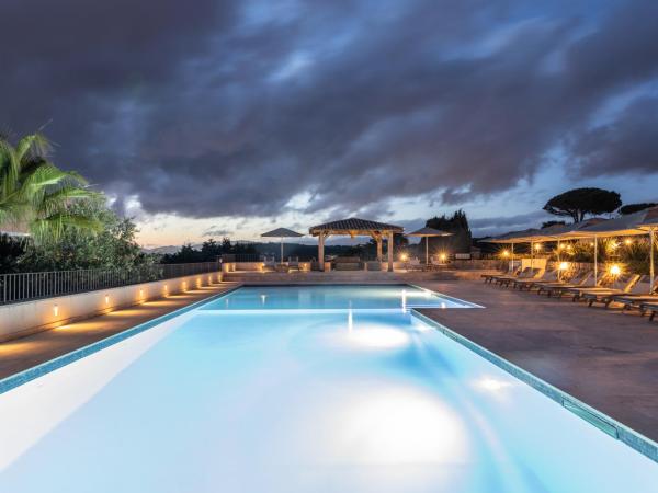 Kallisté Porticcio AppartHotel Golfe d Ajaccio : photo 8 de la chambre appartement standard avec une vue sur la mer (4 adultes)