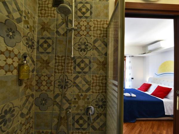 B&B Amalfi Coast Salerno : photo 5 de la chambre chambre double deluxe avec balcon