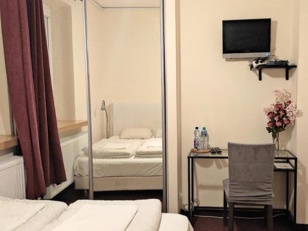 Hostel Helvetia - PRIVATE ROOMS in CITY CENTER and OLD TOWN : photo 2 de la chambre chambre double avec salle de bains privative