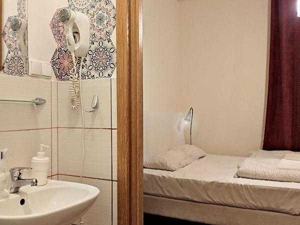 Hostel Helvetia - PRIVATE ROOMS in CITY CENTER and OLD TOWN : photo 1 de la chambre chambre double avec salle de bains privative