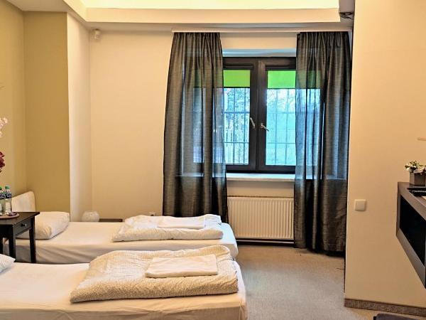 Hostel Helvetia - PRIVATE ROOMS in CITY CENTER and OLD TOWN : photo 6 de la chambre chambre lits jumeaux avec salle de bains privative