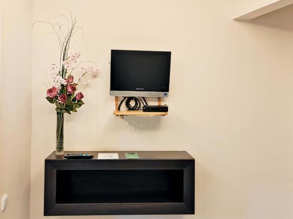 Hostel Helvetia - PRIVATE ROOMS in CITY CENTER and OLD TOWN : photo 4 de la chambre chambre lits jumeaux avec salle de bains privative