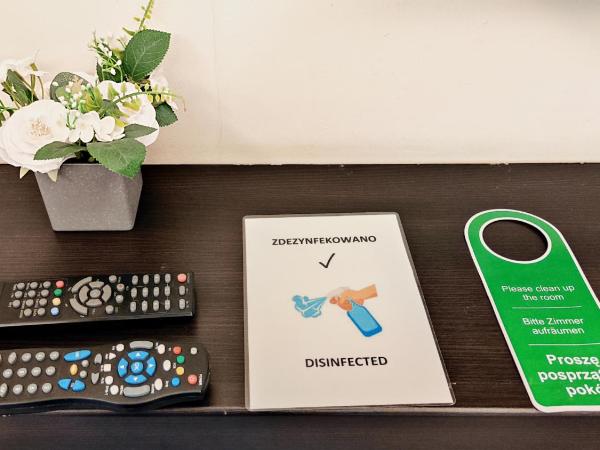 Hostel Helvetia - PRIVATE ROOMS in CITY CENTER and OLD TOWN : photo 7 de la chambre chambre lits jumeaux avec salle de bains privative