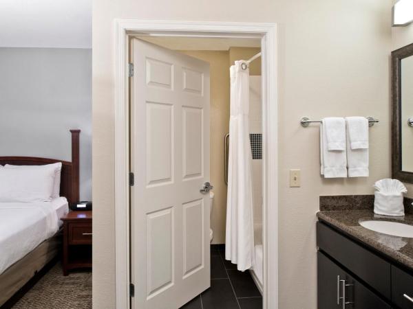 Staybridge Suites - Charlotte Ballantyne, an IHG Hotel : photo 5 de la chambre suite lit queen-size