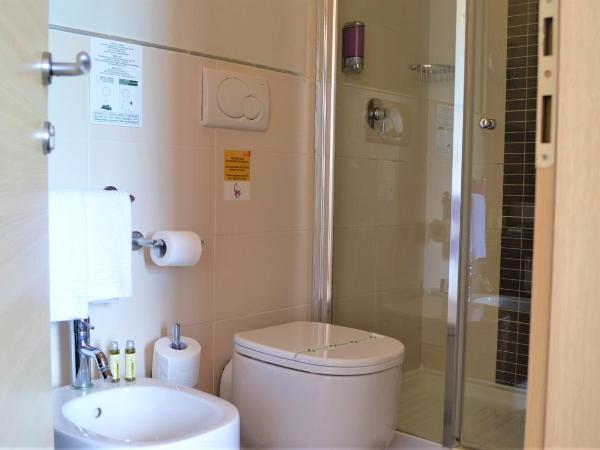Hotel Fiera Di Brescia : photo 8 de la chambre chambre double avec baignoire spa