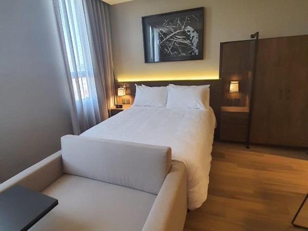 Staybridge Suites - Guadalajara Novena, an IHG Hotel : photo 1 de la chambre chambre lit king-size - baignoire accessible aux personnes à mobilité réduite/non-fumeurs