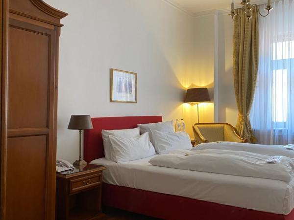 Hotel Deutscher Kaiser : photo 2 de la chambre chambre supérieure lit queen-size
