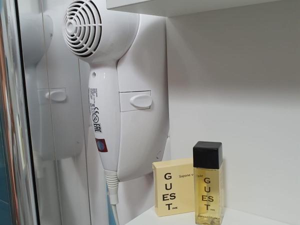 Vittoria Guest House Salerno : photo 1 de la chambre chambre lits jumeaux