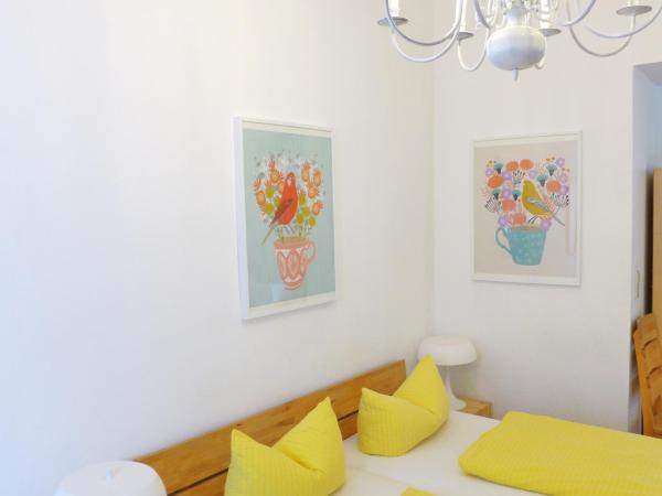 Pension Stoi budget guesthouse : photo 8 de la chambre chambre triple avec salle de bains privative