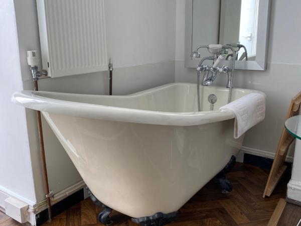 Pink Pavilion : photo 1 de la chambre chambre double supérieure avec baignoire et douche