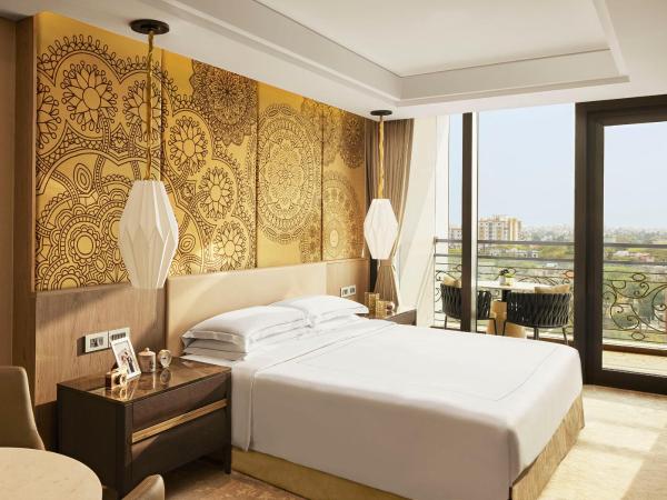 Taj Wellington Mews Chennai : photo 3 de la chambre studio apartment with balcony king bed