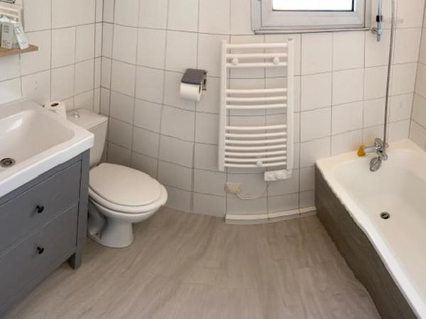 Hotel Bord A Bord : photo 2 de la chambre chambre familiale avec baignoire