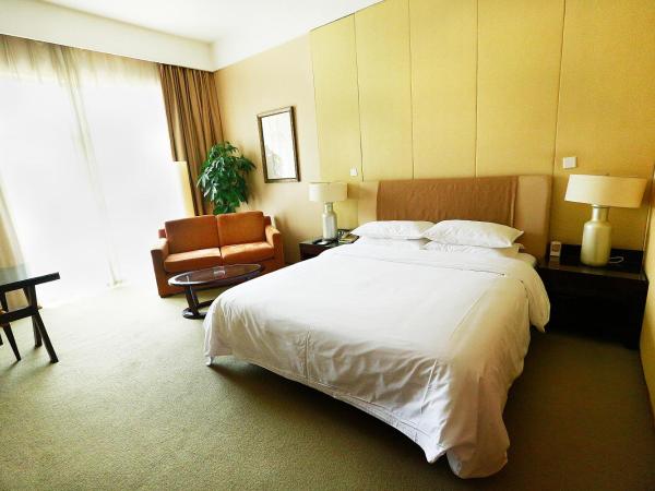 Jinling Resort Nanjing : photo 2 de la chambre chambre lit queen-size avec balcon