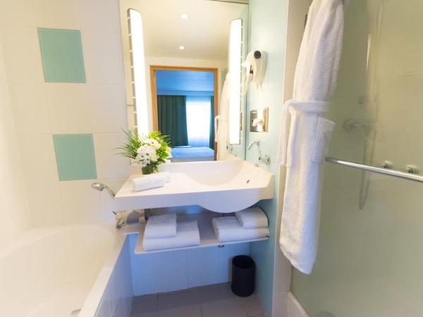 Novotel Chartres : photo 1 de la chambre chambre familiale supérieure avec canapé-lit