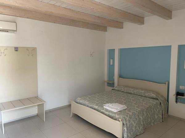 Baia Sangiorgio Hotel & Beach Club : photo 6 de la chambre chambre double ou lits jumeaux - vue sur jardin