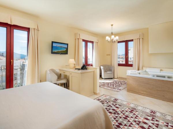 Hotel Regina Elena : photo 2 de la chambre suite avec baignoire balnéo et balcon
