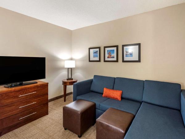 Comfort Inn & Suites Virginia Beach - Norfolk Airport : photo 3 de la chambre suite lit queen-size – non-fumeurs