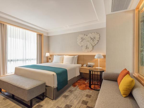 Holiday Inn Bangkok, an IHG Hotel : photo 2 de la chambre 1 king one-bedroom suite living area bathtub