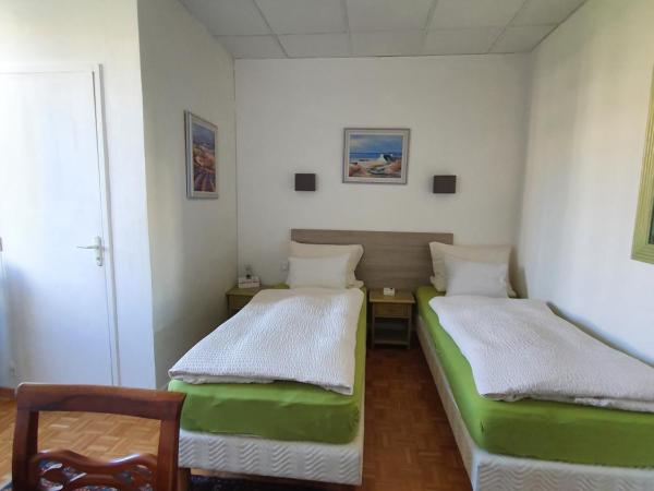 Logis Hôtel Villa Victorine : photo 2 de la chambre chambre triple ou lits jumeaux