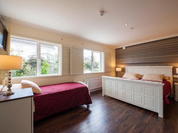 Sea Breeze Lodge B&B Galway : photo 1 de la chambre chambre triple supérieure - vue sur jardin