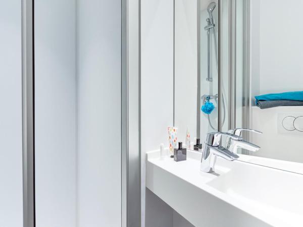 hotelF1 Dijon Nord : photo 7 de la chambre chambre cabrio avec salle de bains privative