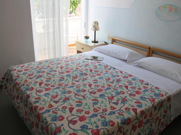 Hotel Villa Cecilia : photo 8 de la chambre chambre double ou lits jumeaux confort avec balcon
